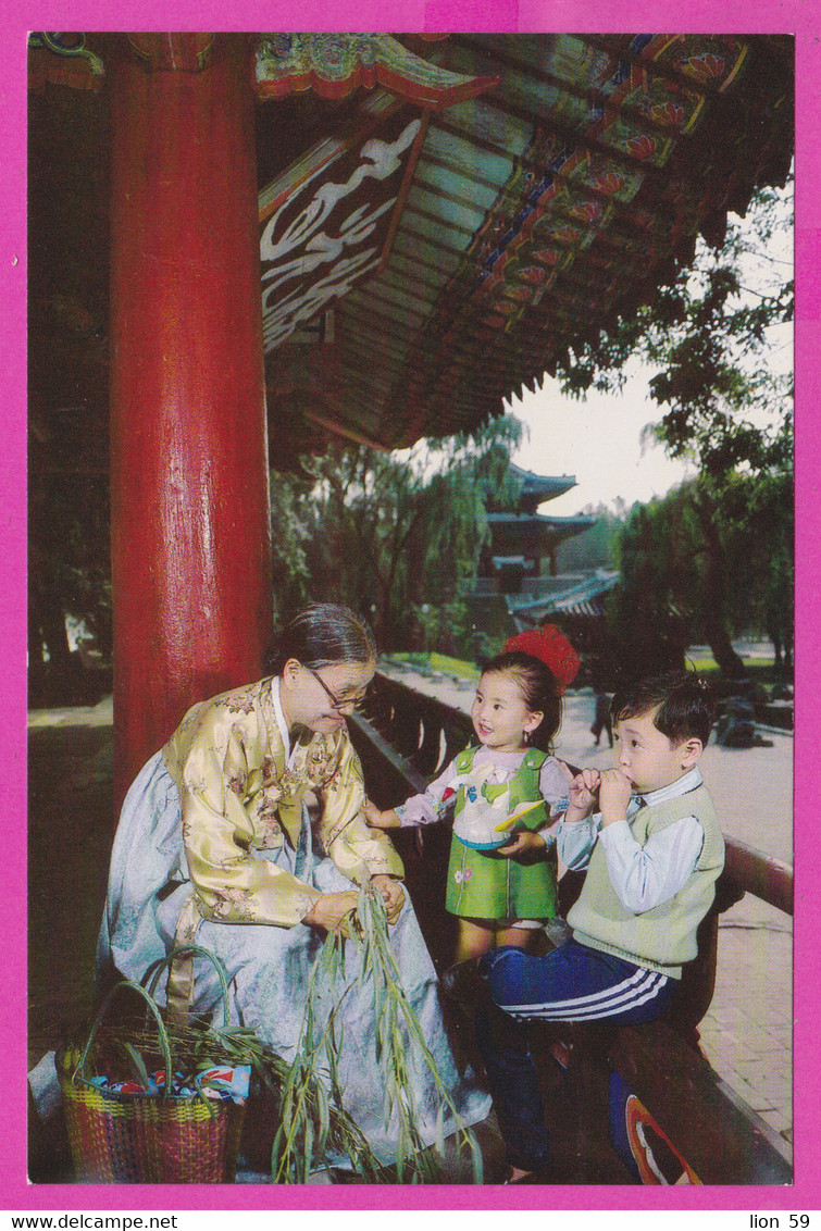 281331 / North Korea - Pyongyang - Historical Landmark Old Woman And Little Boy Girl PC Nordkorea Coree Du Nord - Corée Du Nord