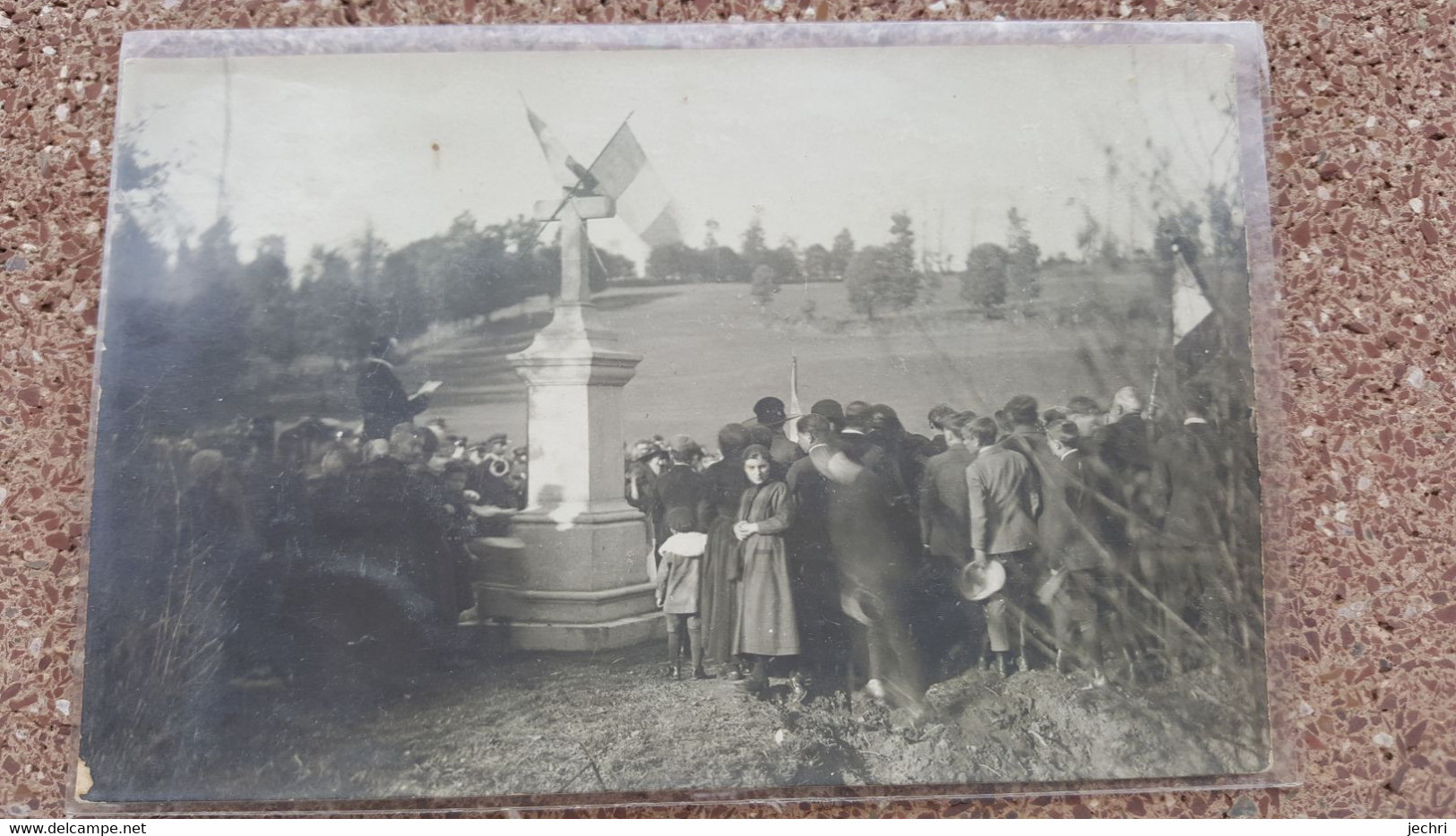 Carte Photo  Devant Un Monument Aux Morts , A Situer - Funerali