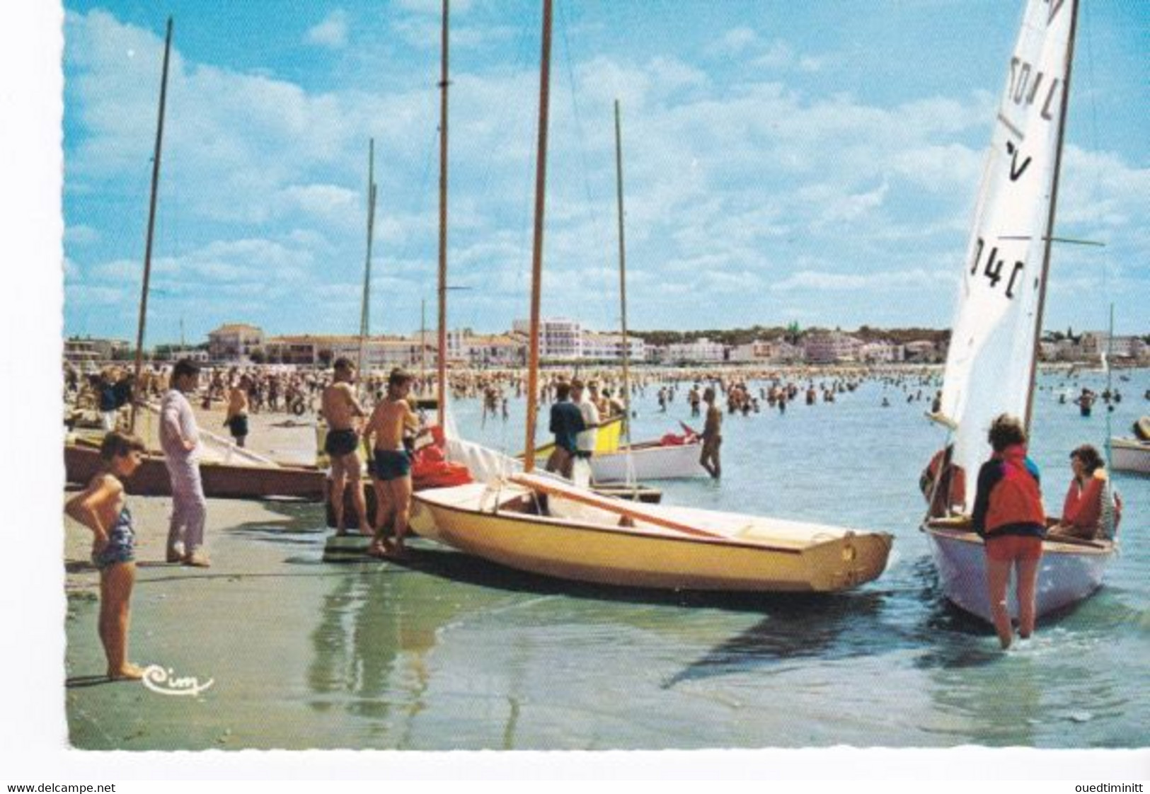 Cpsm Dentelée Voiliers Sur La Plage De Royan. - Voiliers