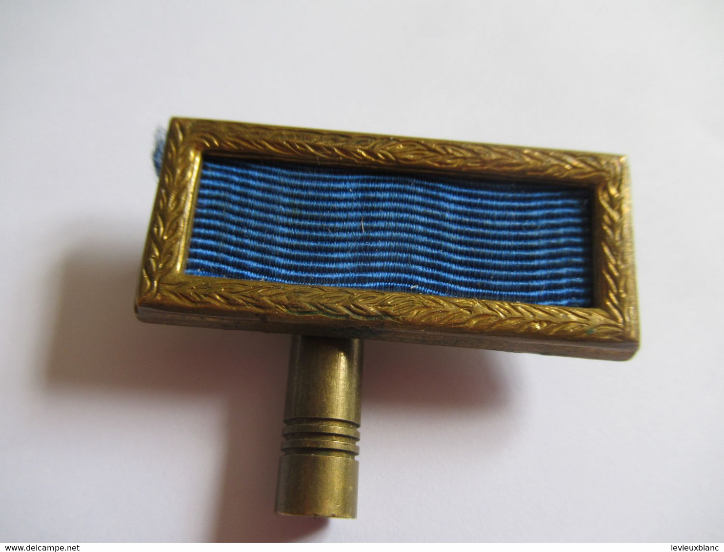 Barrette De Décoration (à Déterminer)/sur Encadrement Bronze/ + Petite Quille De Libération /après 1945   BAR125 - Autres & Non Classés