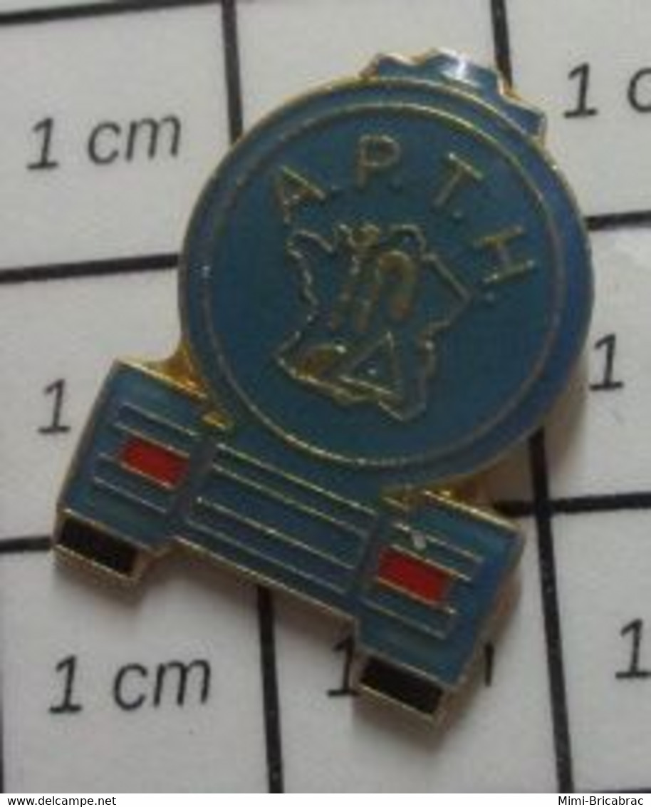 816b Pin's Pins / Beau Et Rare / TRANSPORTS / CAMION CITERNE APTH Variante Bleue - Transports