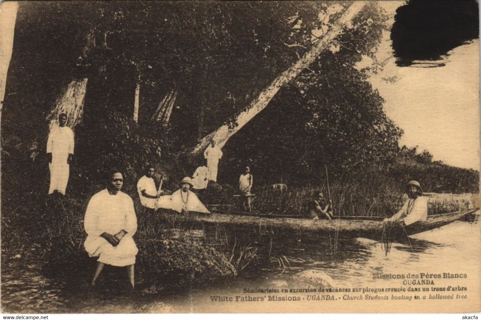 PC MISSIONARIES CHURCH STUDENTS BOATING IN A HOLLOWED TREE UGANDA (a28623) - Oeganda