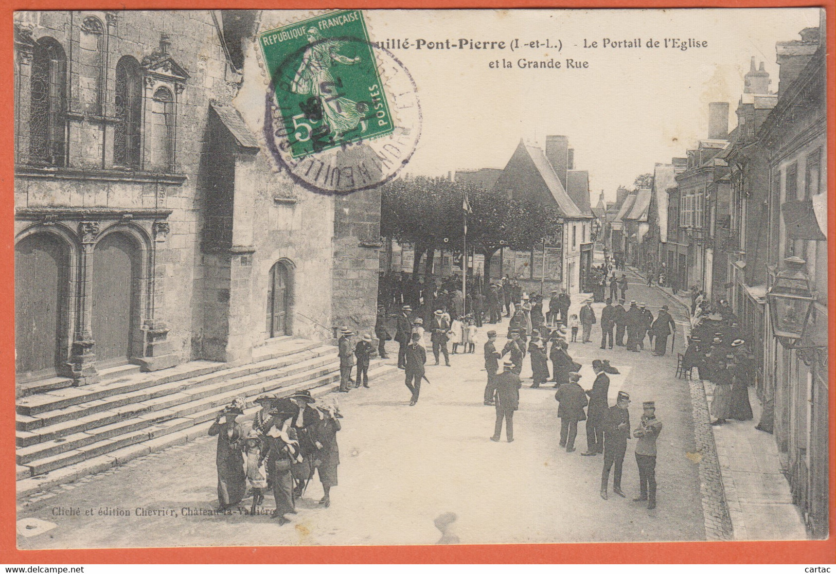 D37 - NEUILLÉ PONT PIERRE - LE PORTAIL DE L'ÉGLISE ET LA GRANDE RUE - Très Nombreuses Personnes élégantes - Militaires - Neuillé-Pont-Pierre