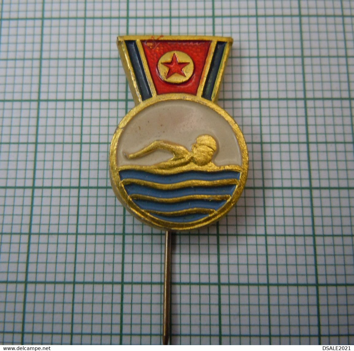 Swimming Sport KOREA Communist Propaganda Vintage Pin Badge (m457) - Zwemmen