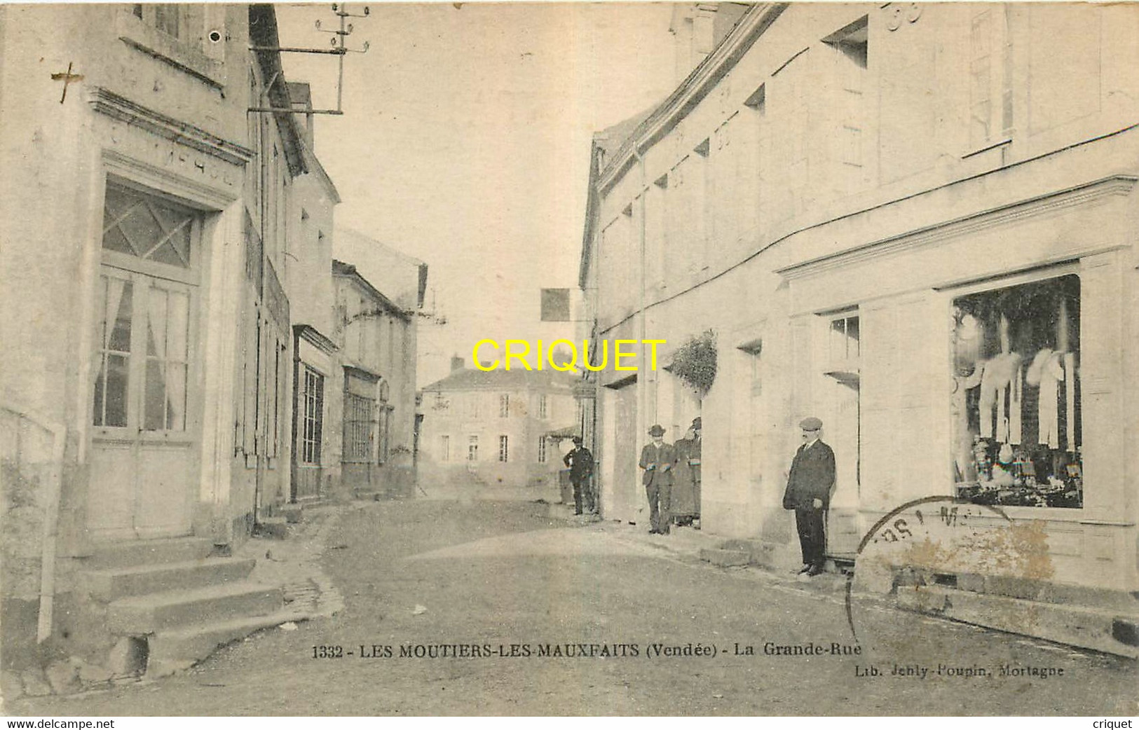 85 Moutiers Les Maufaits, La Grande Rue, Animée Avec Les Commerçants, Belle Carte Pas Courante Affranchie 1921 - Moutiers Les Mauxfaits