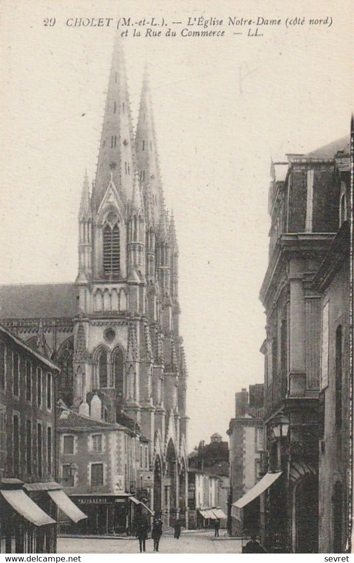 CHOLET. - L'Eglise Notre-Dame Et La Rue Du Commerce - Cholet