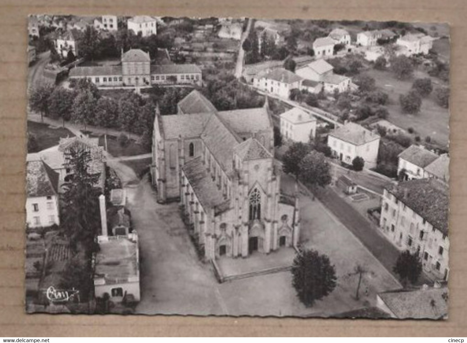 CPSM 42 - BELMONT - Vue Aérienne De La Place De L'Eglise Et Les Ecoles - TB PLAN IntéirIeur Village Rue Détails Maisons - Belmont De La Loire