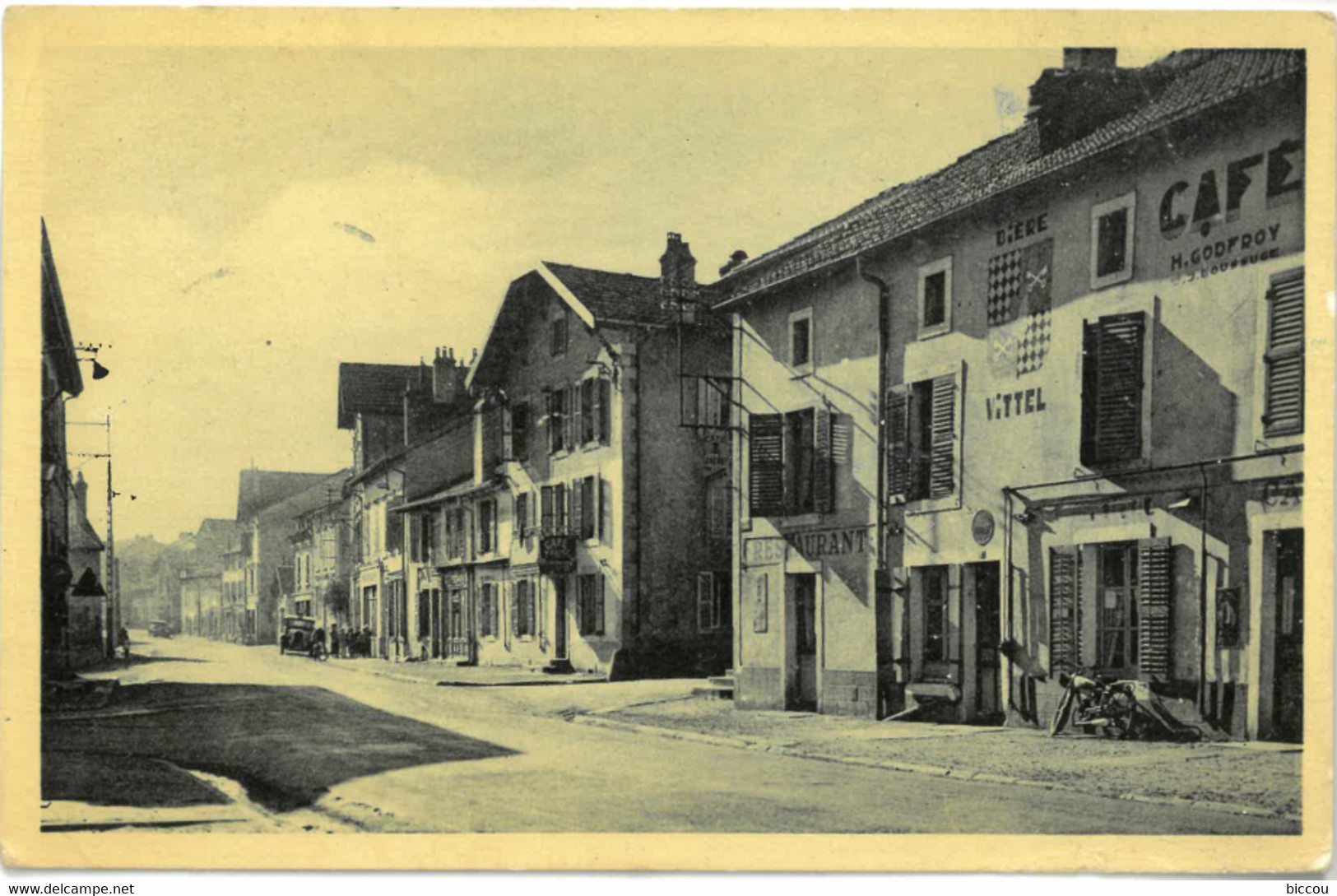 Cp GOLBEY (Vosges) 88 - 1953 - Le Centre (Restaurant, Café H. Godfroy, Motocyclette, Bière Vittel) RARE - Golbey