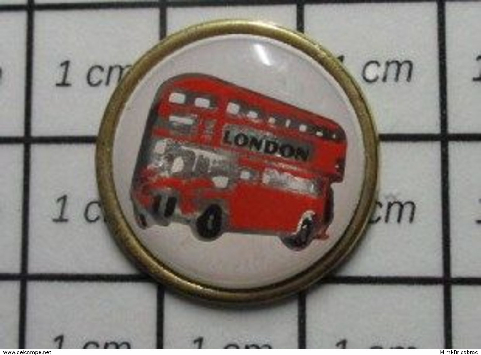 1415b Pin's Pins / Beau Et Rare / TRANSPORTS / AUTOBUS URBAIN A IMPERIALE LONDRES LONDON LIGNE 10 WHSMITH - Transports