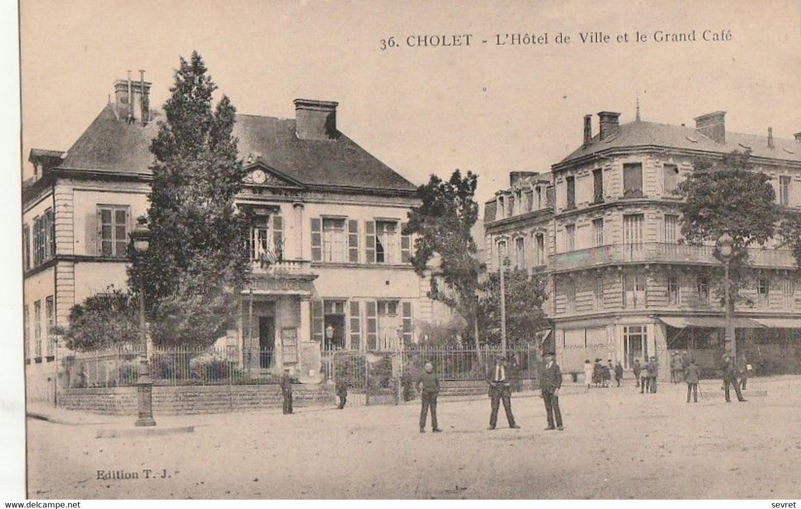 CHOLET. - L'Hôtel De Ville Et Le Grand Café - Cholet