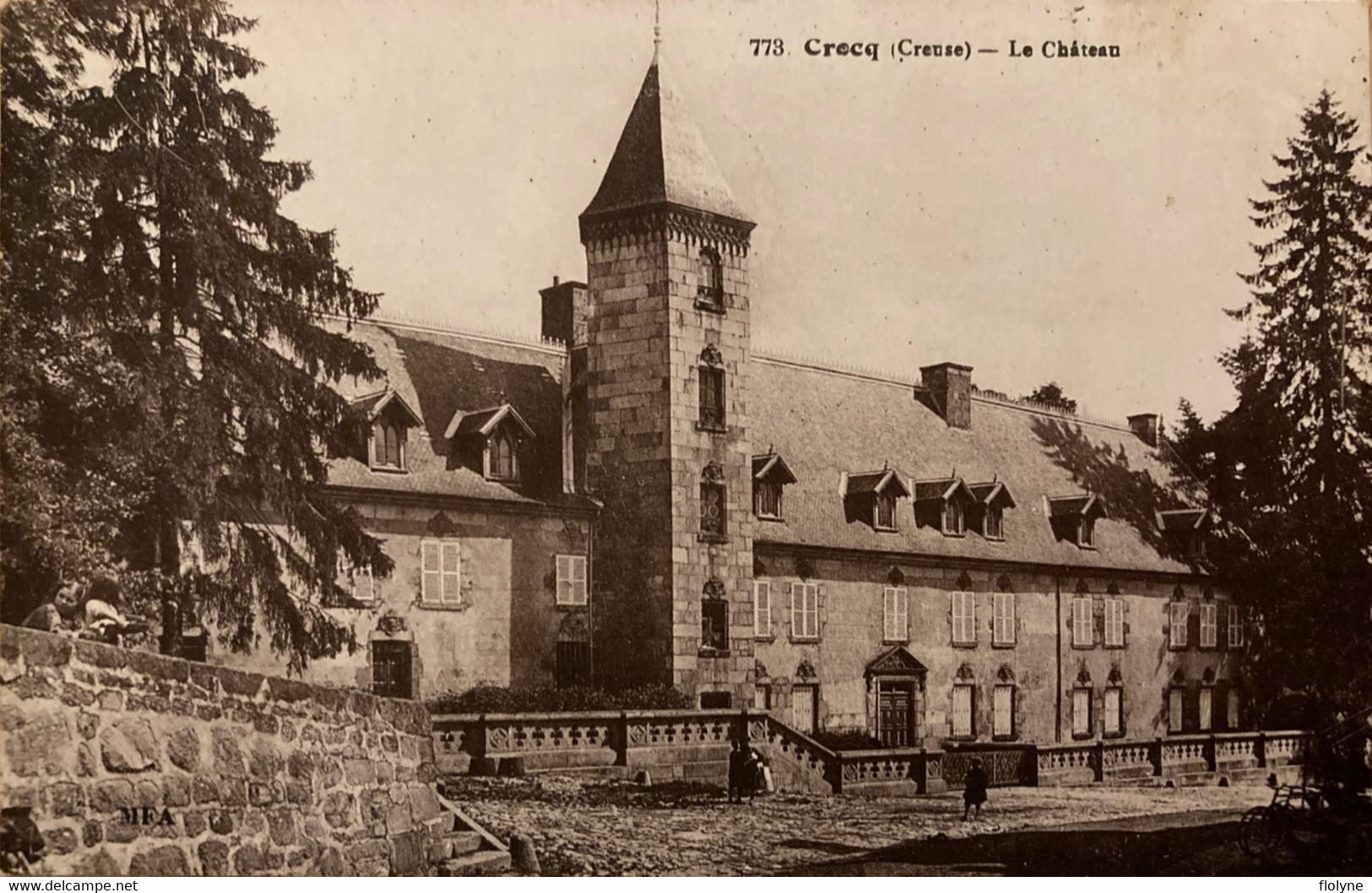 Crocq - Vue Sur Le Château Du Village - Crocq