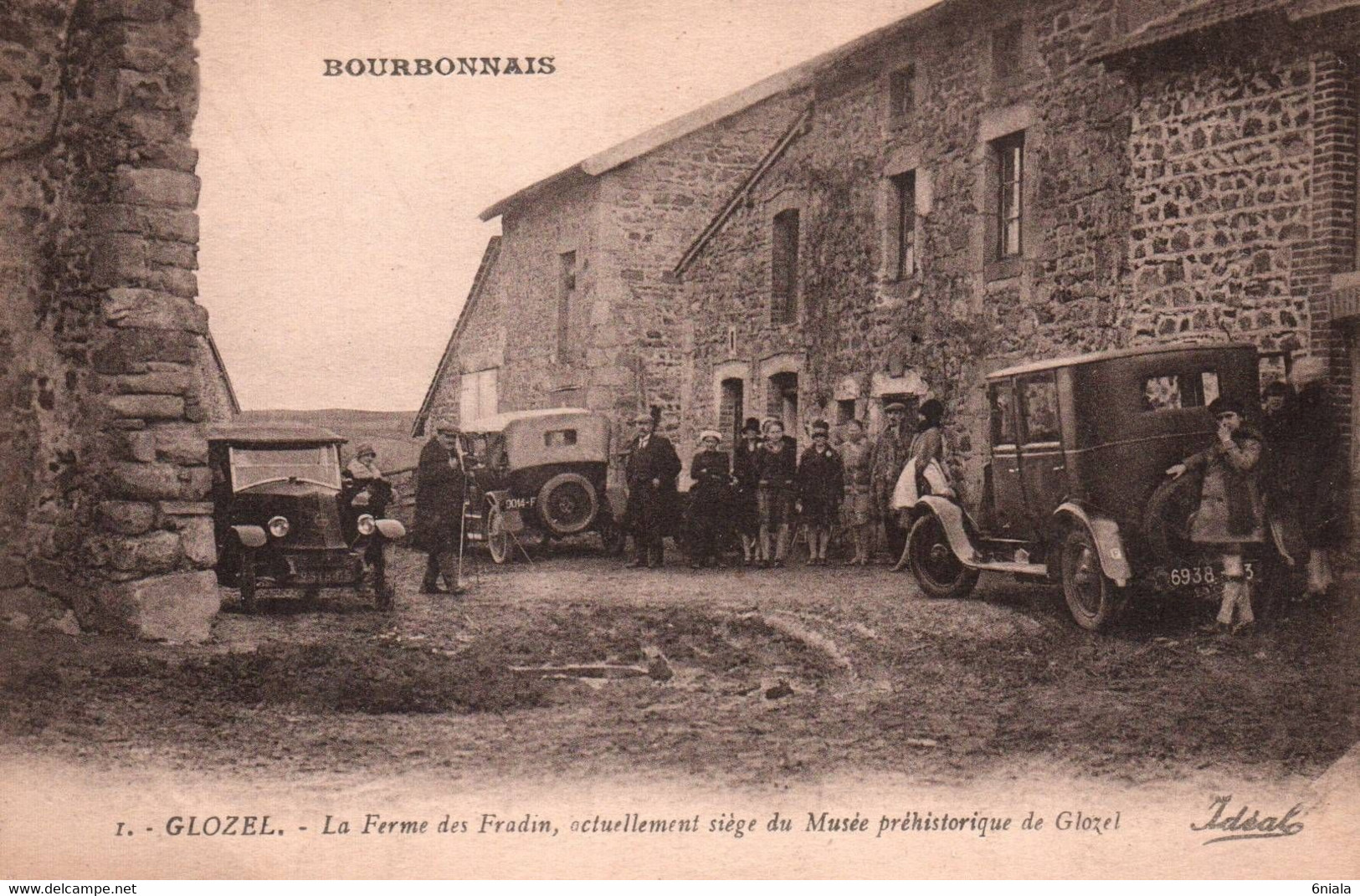 14161  GLOZEL  La Ferme Des Fradin, Actuellement Siège Du Musée Préhistorique (voitures Renault )(Recto-verso) 03 - Andere & Zonder Classificatie