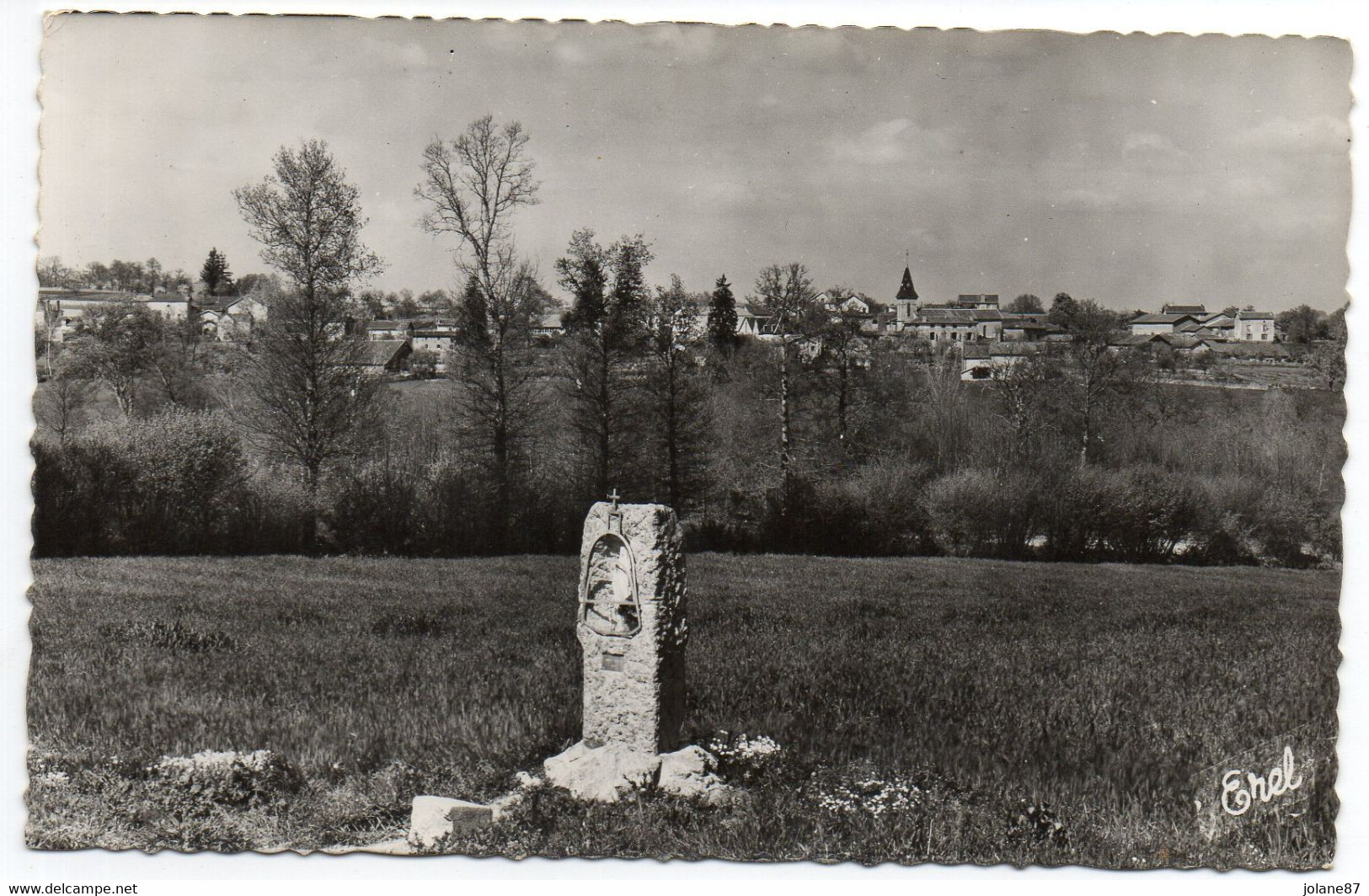 CPA 87 SAINT PRIEST SOUS AIXE   -   VUE SUR LE VILLAGE  -  ORATOIRE CALVAIRE STATUE DE LA VIERGE - Monumente