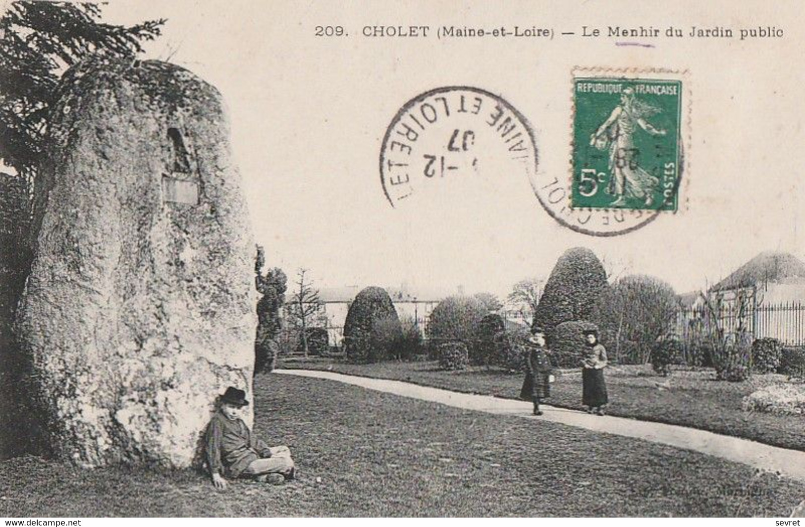 CHOLET. - Le Menhir Du Jardin Public - Cholet