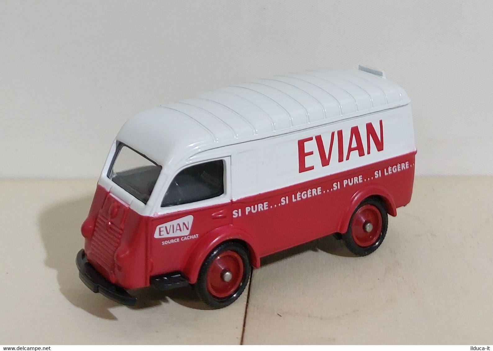 I108722 CORGI 1/64 Camion D'Epoca - Renault 1000Kg - Evian - Corgi