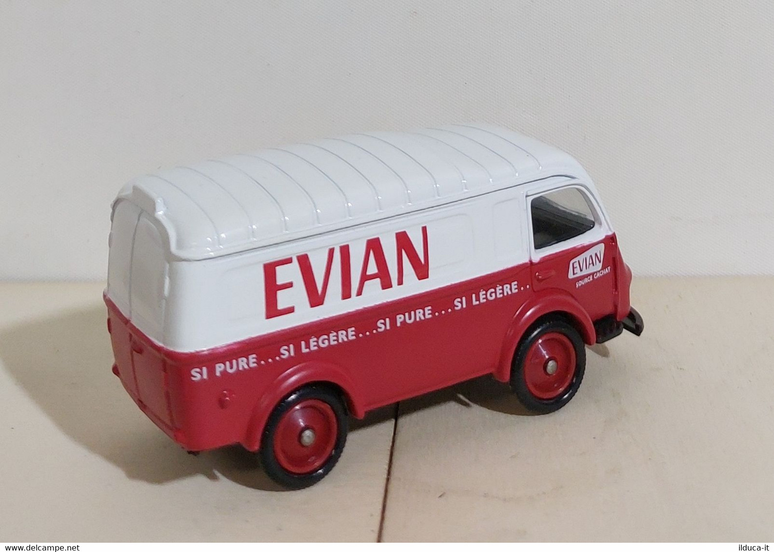 I108722 CORGI 1/64 Camion D'Epoca - Renault 1000Kg - Evian - Corgi