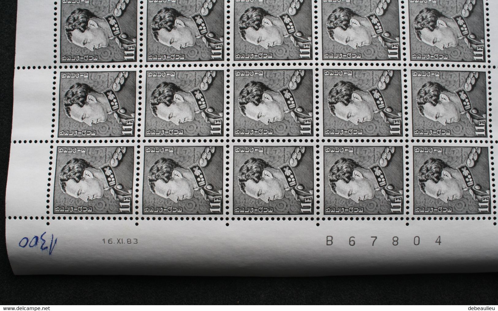 2 feuilles complètes - année 1983 - timbre 2111 - valeur 11f -décès de SM Le Roi Léopold III - planches n°1 et 2