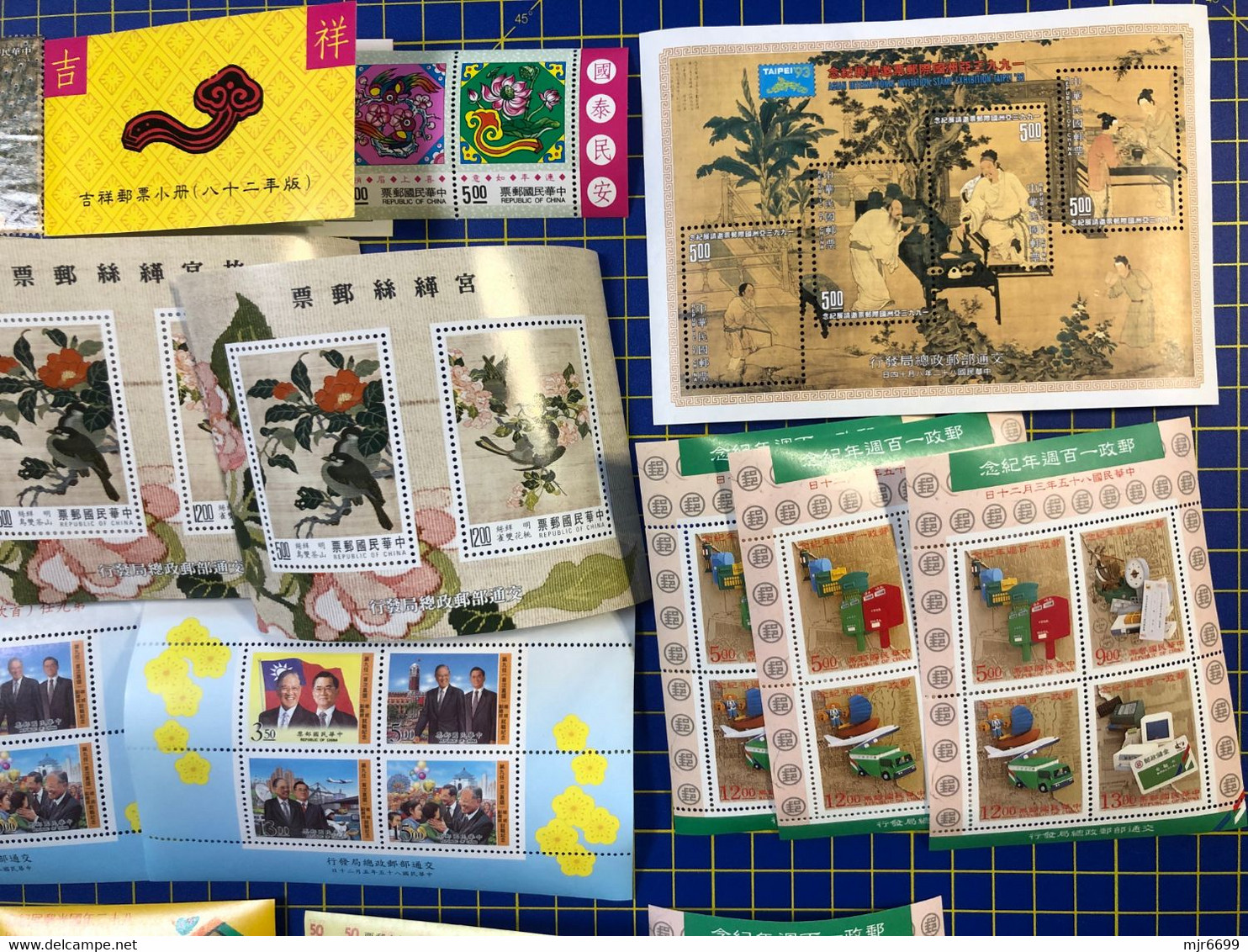 TAIWAN LOT WITH S\S, BOOKLET AND 2 SETS OF STAMPS. - Collections, Lots & Séries