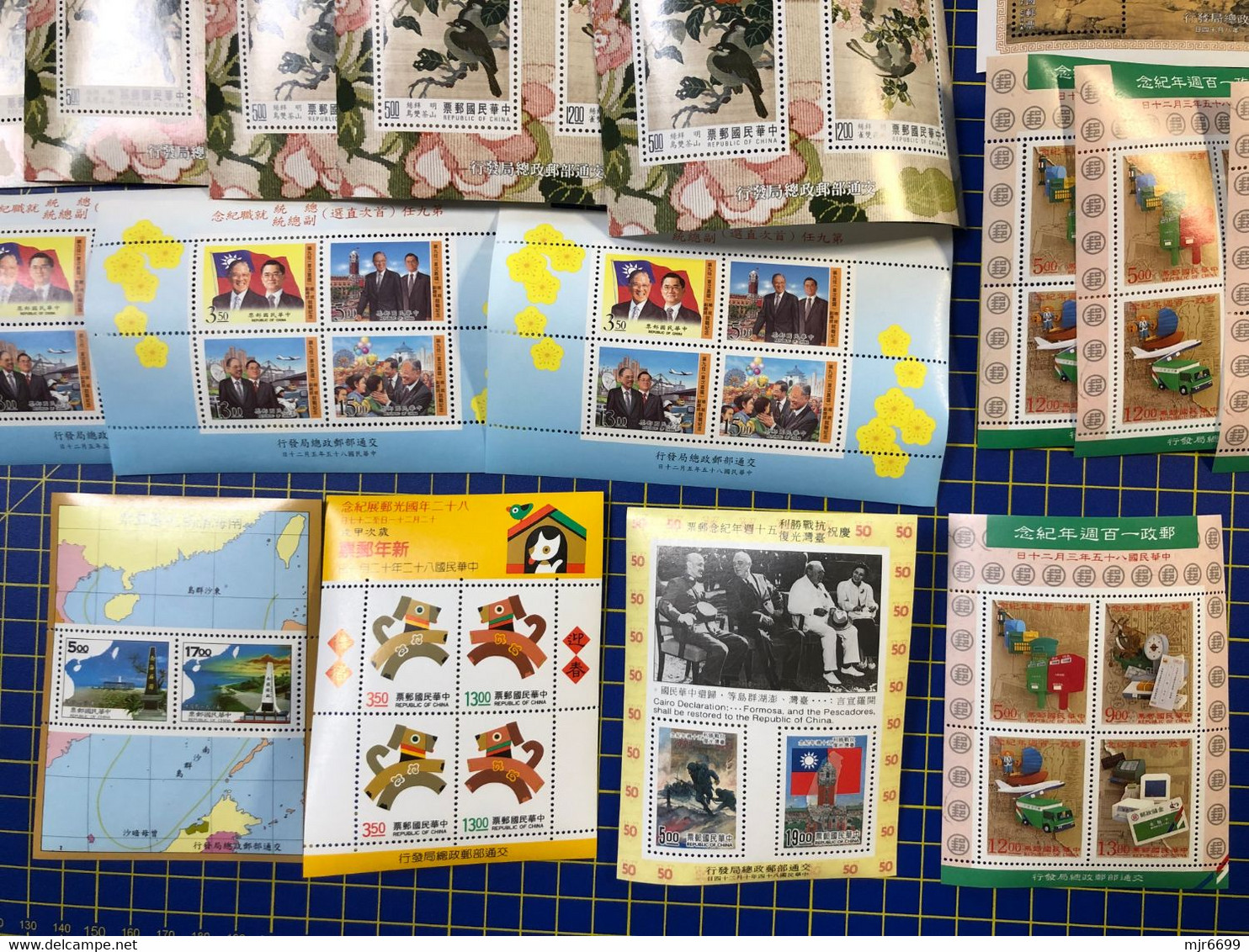 TAIWAN LOT WITH S\S, BOOKLET AND 2 SETS OF STAMPS. - Collections, Lots & Séries