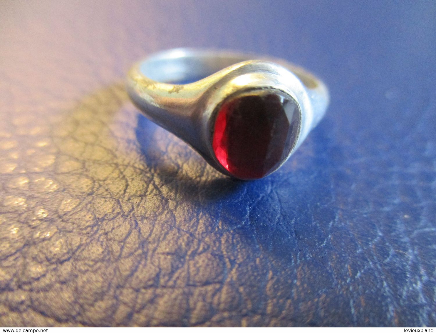 Bague Métal Blanc/Enfant /avec Insert D'une Pierre Taillée Rouge  /Vers 1950-1960      Bij143 - Ring