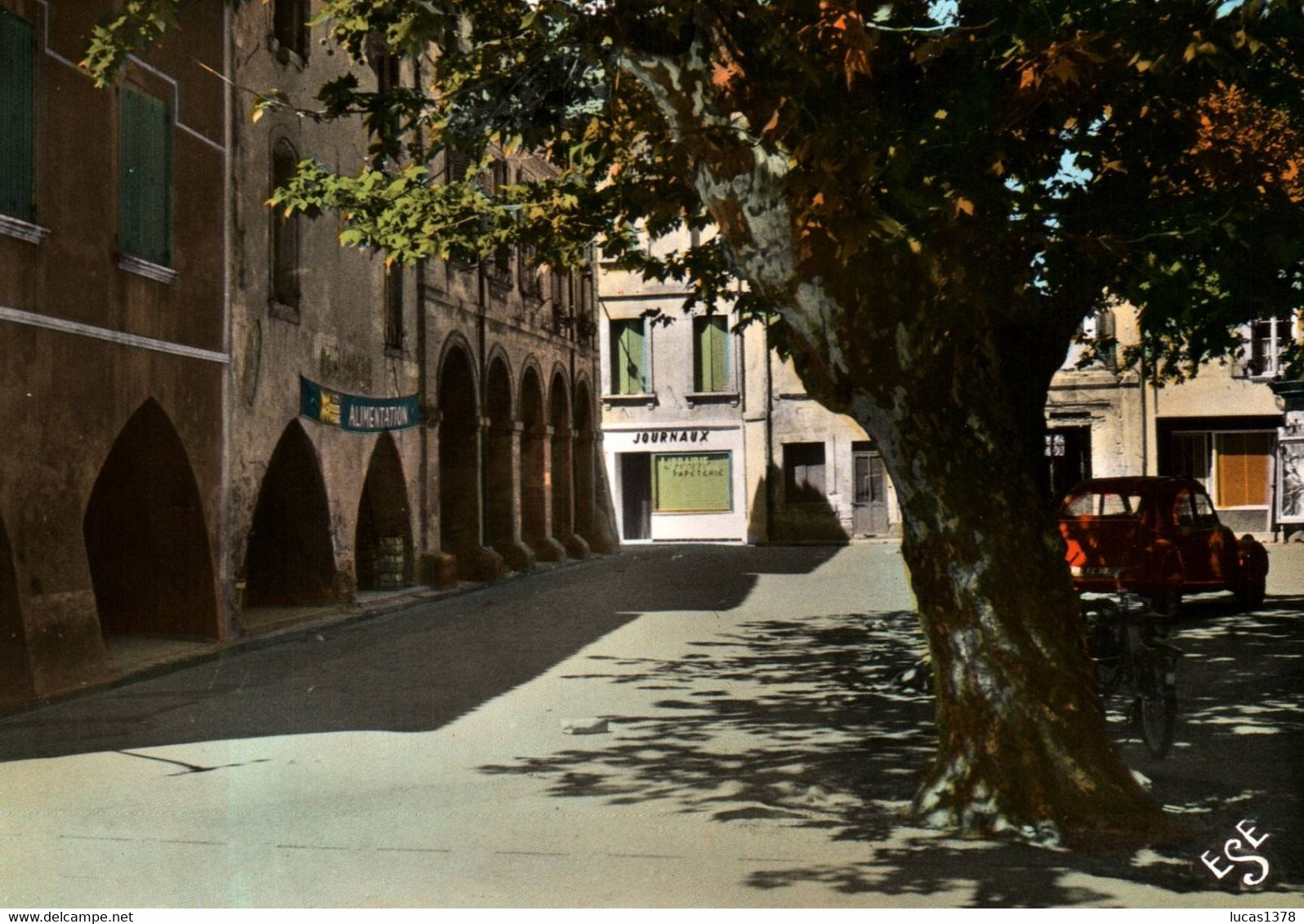 30 /ROQUEMAURE / PLACE DE LA MAIRIE / LES ARCEAUX / 2 CV ROUGE !!  / TRES JOLIE CPSM - Roquemaure