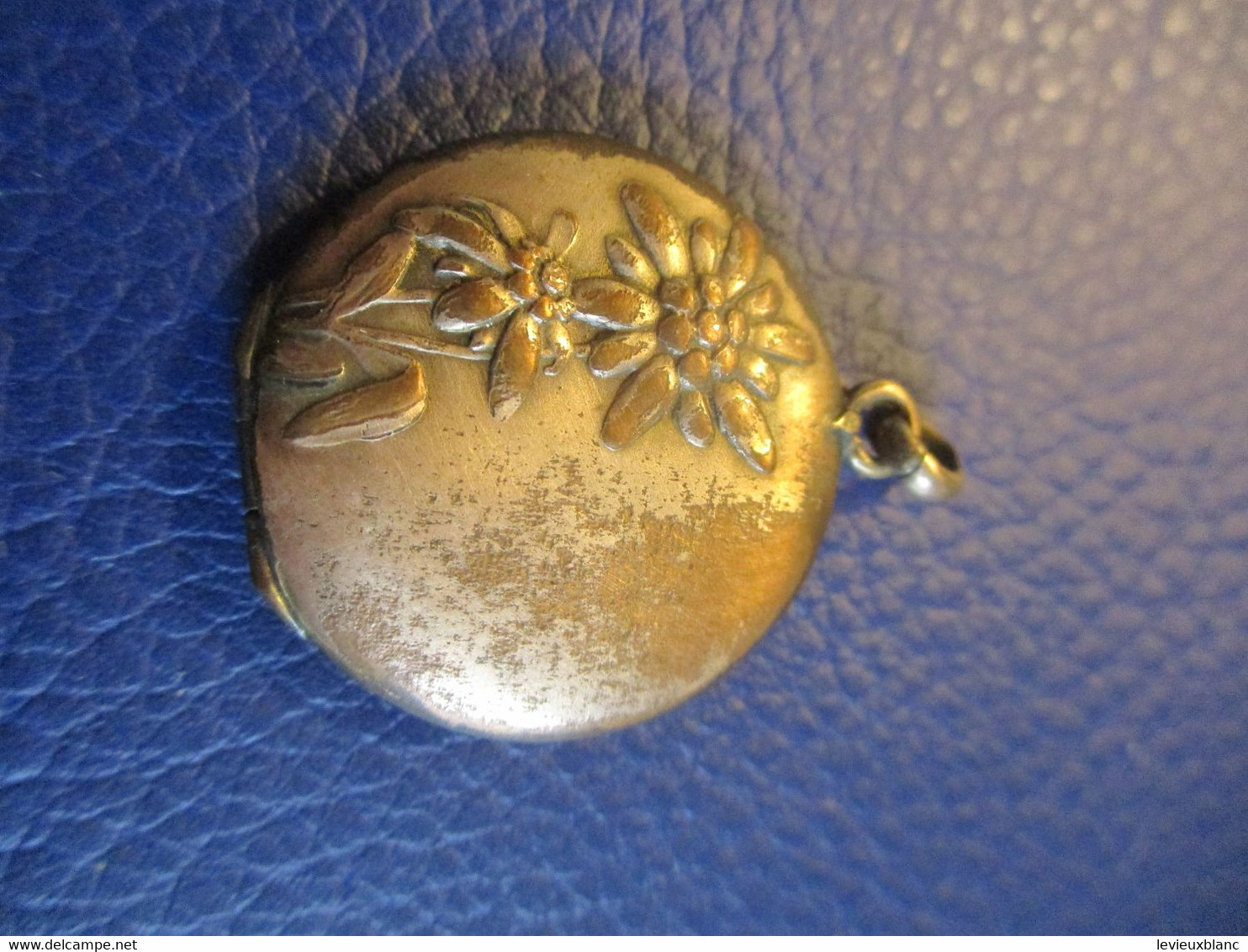 Petit Pendentif-souvenir De Chaînette Pour 2 Petits Portraits/Cuivre Embouti Orné De Pâquerettes/Vers 1900-1930   Bij149 - Armbänder