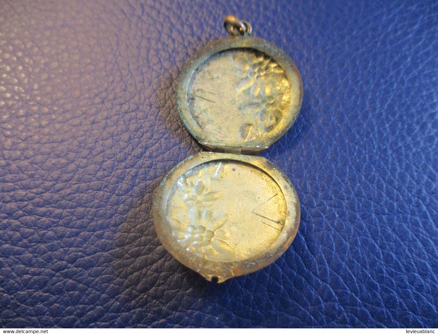 Petit Pendentif-souvenir De Chaînette Pour 2 Petits Portraits/Cuivre Embouti Orné De Pâquerettes/Vers 1900-1930   Bij149 - Armbanden