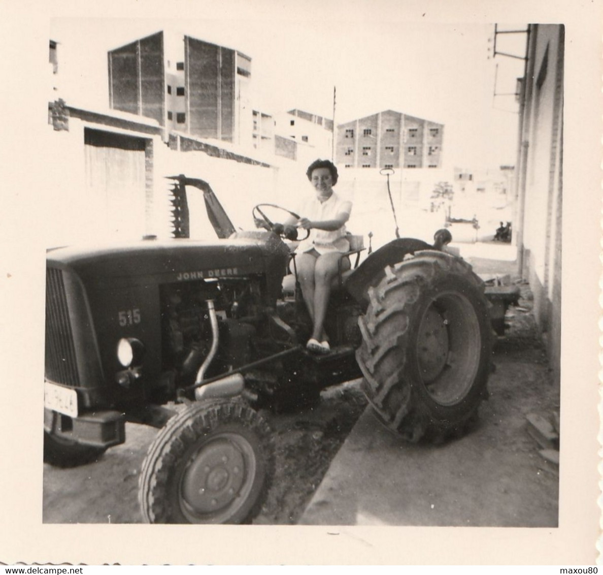 Photo Originale Femme Sur Tracteur JOHN DEER 515 - Tractors
