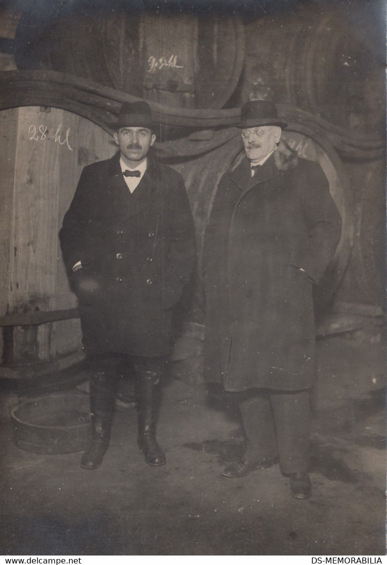 2 Noble Gentlemen In Wine Vino Cellar - Vignes