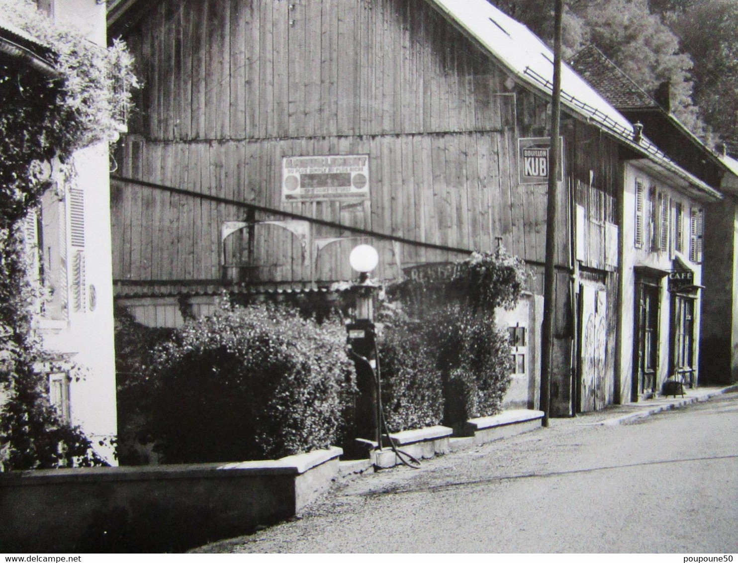 CP 73 Savoie Vallée Des Bauges  LE CHATELARD Rte Vers Les Garins, Pompe à Essence Réclame KUB Vers 1950 - Le Chatelard