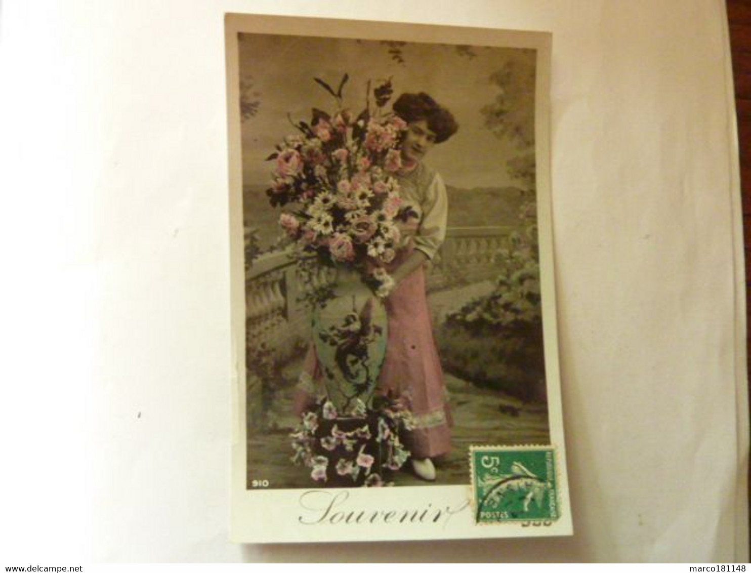 Souvenir... Jeune Femme Sur Terrasse, Vase Bouquet De Fleurs - Souvenir De...