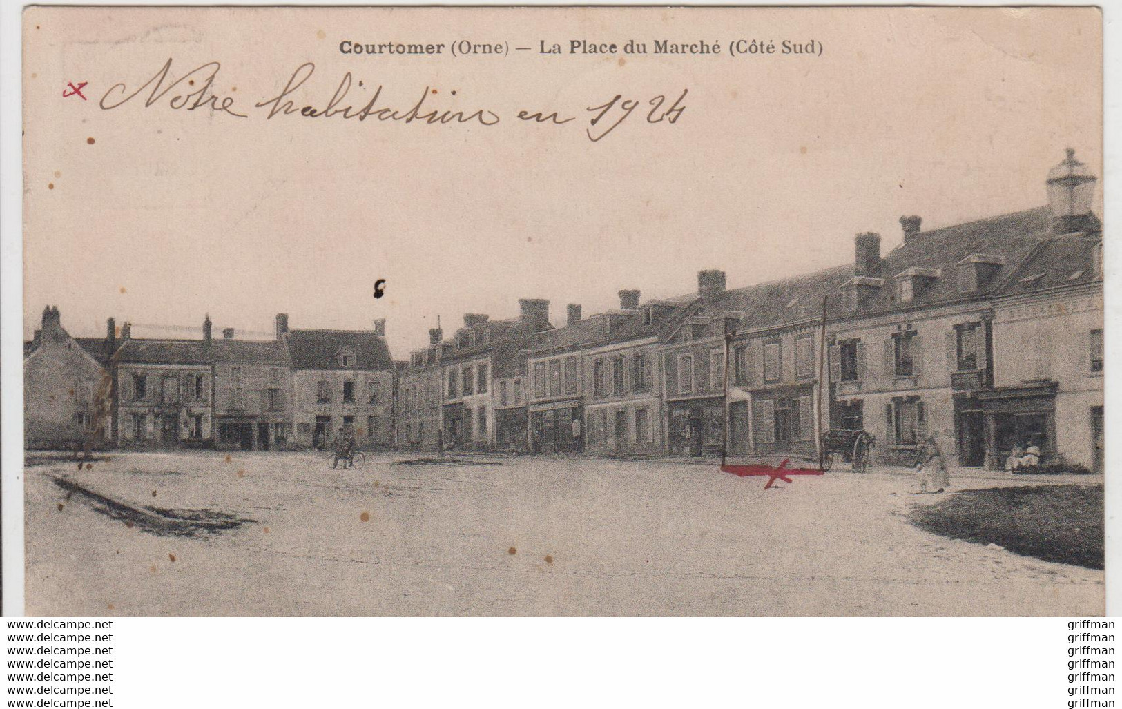 COURTOMER LA PLACE DU MARCHE COTE SUD 1924 TBE - Courtomer