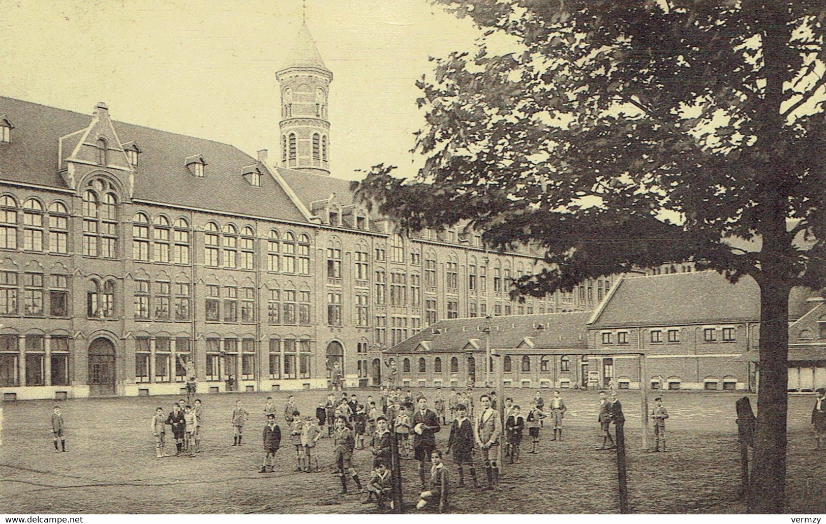 CPA BRUXELLES : Collège Saint-Michel - Une Cour De L'Internat - Etterbeek