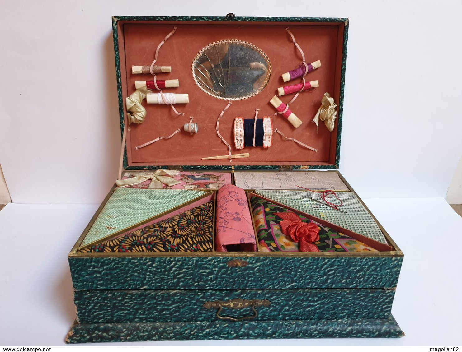 Rare. Mercerie. Grand Coffret de Couture. Belle Collection  De Tissus Et Canevas  Anciens Broderie Point De Croix - Stickarbeiten