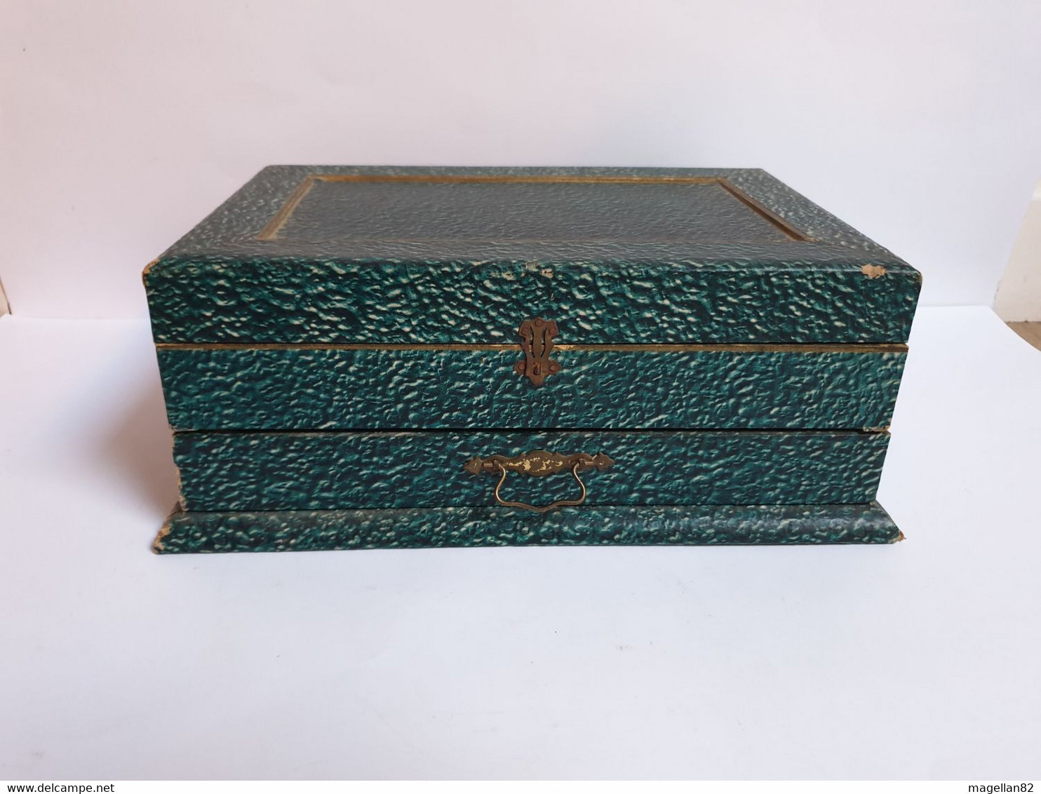 Rare. Mercerie. Grand coffret de couture. Belle collection  de tissus et canevas  anciens Broderie point de croix