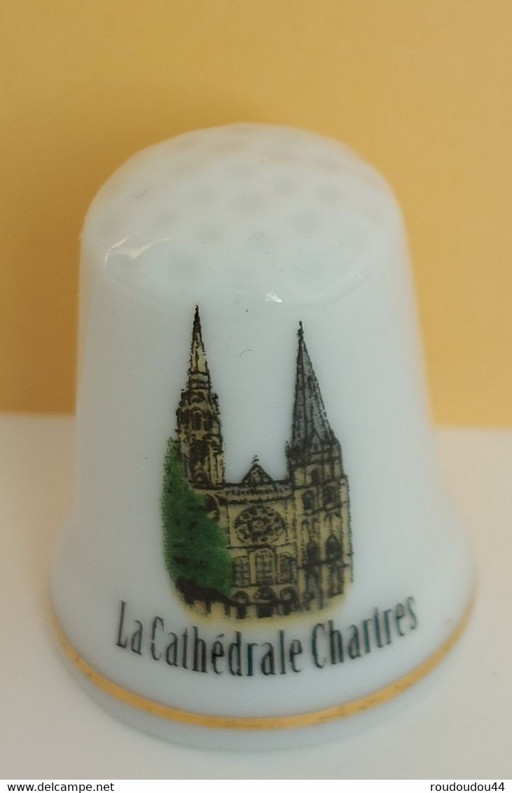 Dé à Coudre De Collection En Porcelaine - LA CATHEDRALE DE CHARTRES - Fingerhüte