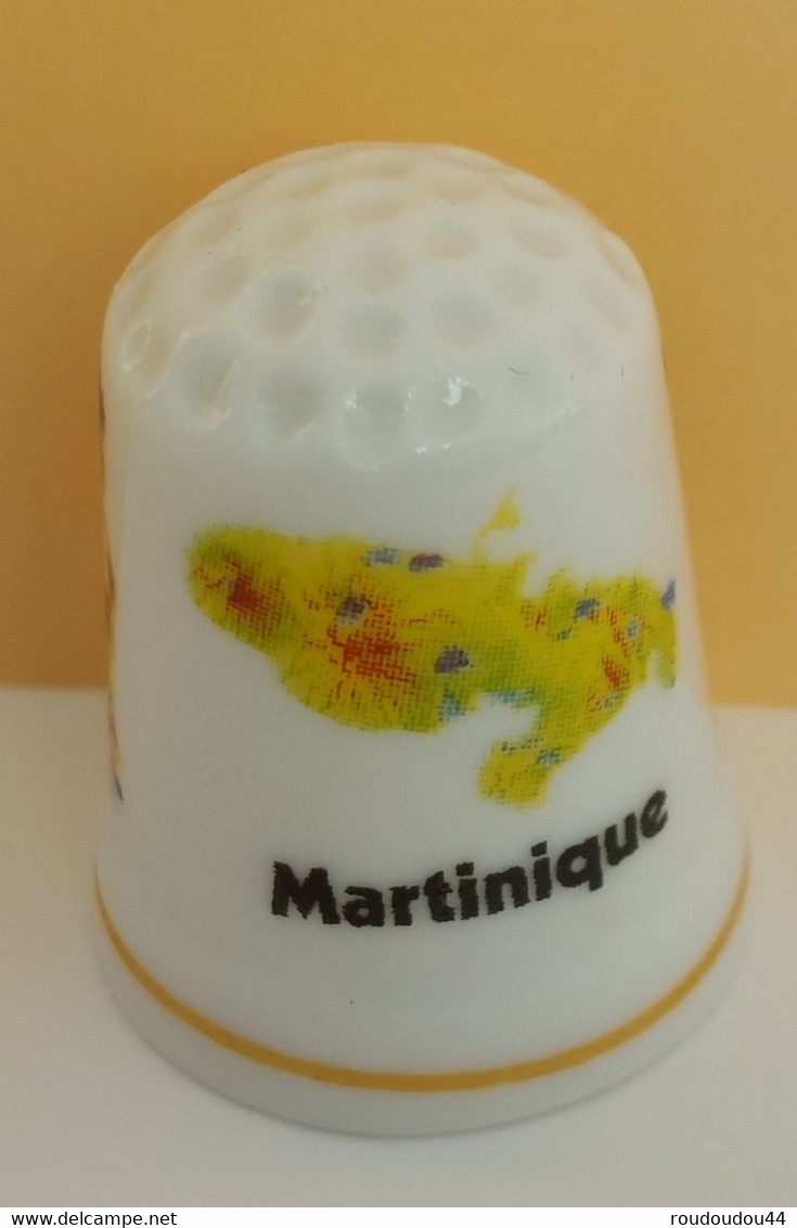 Dé à Coudre De Collection En Porcelaine - MARTINIQUE - Vingerhoeden