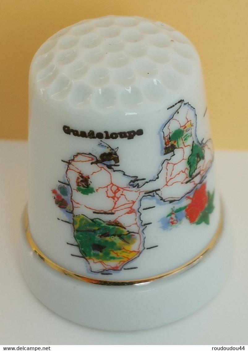 Dé à Coudre De Collection En Porcelaine - GUADELOUPE - Vingerhoeden