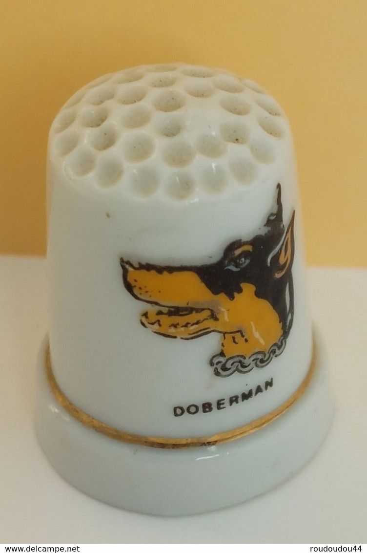 Dé à Coudre De Collection En Porcelaine - ANIMAUX - CHIEN - DOBERMAN - Vingerhoeden