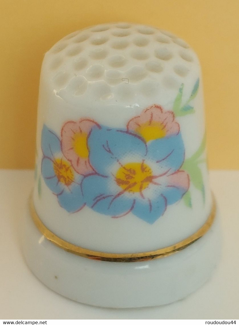 Dé à Coudre De Collection En Porcelaine - FLEURS BLEU CLAIR - Dés à Coudre