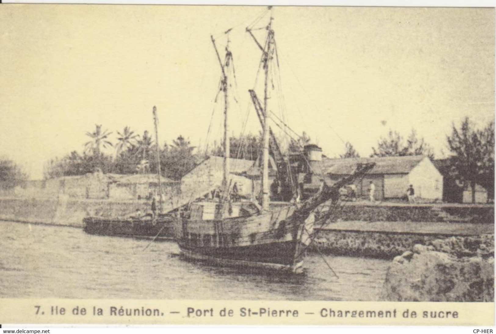 974 - ILE DE LA REUNION - SAINT PIERRE - CHARGEMENT DE SUCRE DANS LE PORT - Saint Pierre