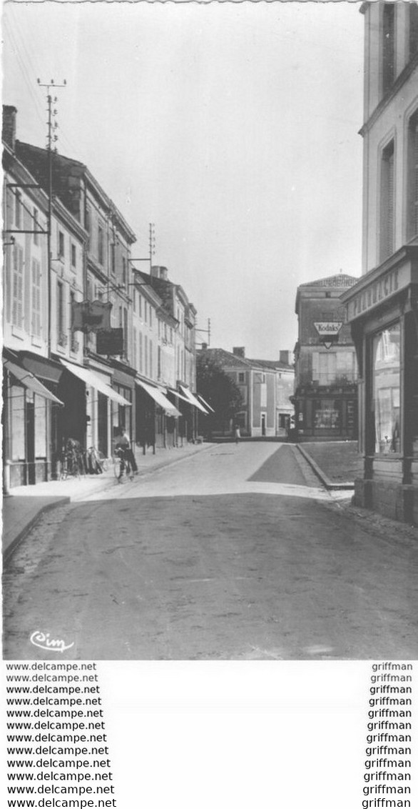 COULONGES SUR L'AUTIZE RUE DU COMMERCE CPSM 9X14 TBE - Coulonges-sur-l'Autize