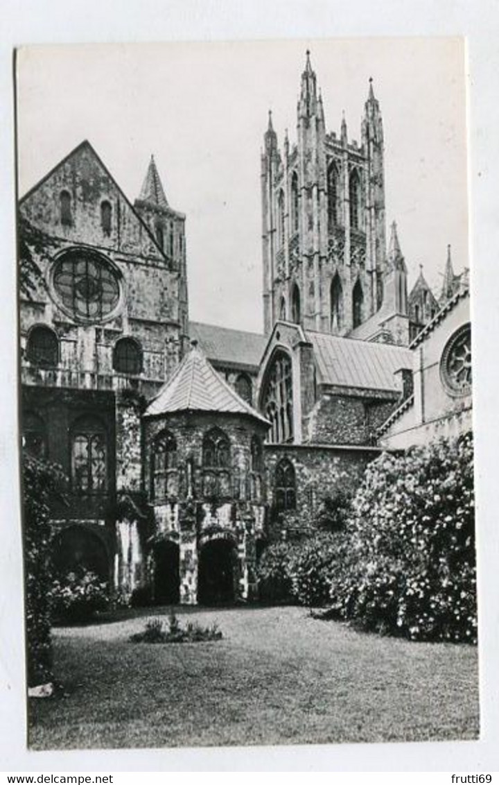 AK 081838 ENGLAND - Canterbury - View From The North-West Corner Of The Cloisters - Canterbury