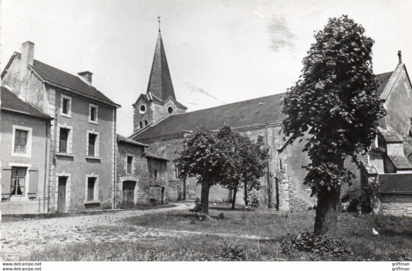 CHARROUX PLACE DE L'EGLISE CPSM 9X14 TBE - Charroux