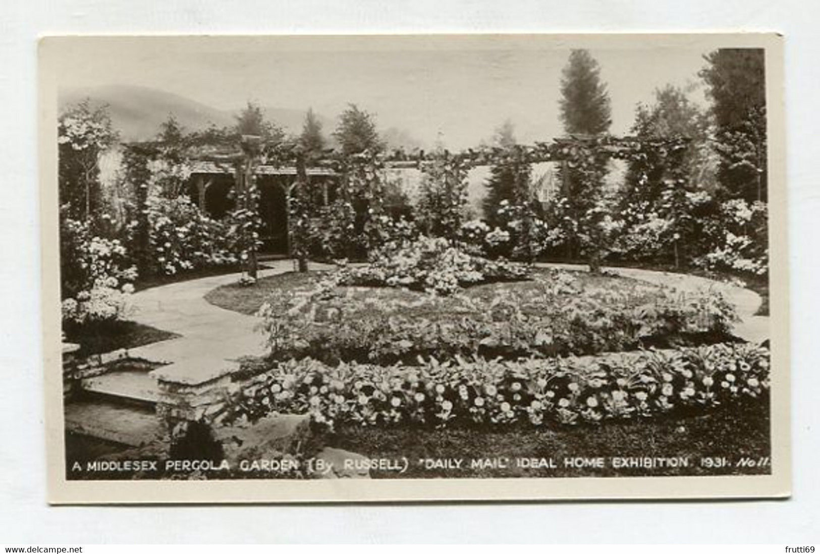 AK 081923 ENGLAND - A Middlesex Pergola Garden - Daily Maid Ideal Home Exhibition 1931 - Middlesex