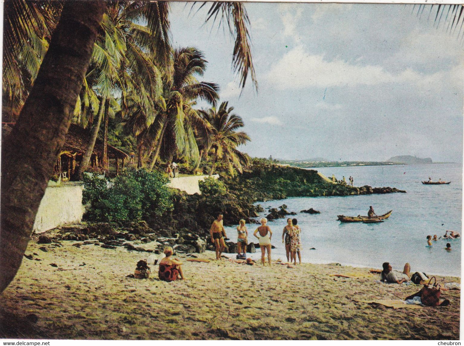 AFRIQUE. ARCHIPEL DES COMORES. MORONI. CPSM. PLAGE DE L'HOTEL ITSANDRA. ANIMATION. - Comoros