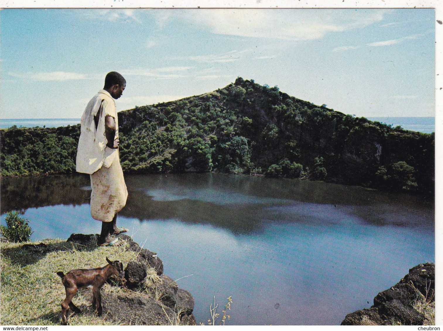 AFRIQUE. ARCHIPEL DES COMORES.. GRANDE COMORE. CPSM. . LE LAC SACRE. HOMME ET CHEVREAU - Comorre