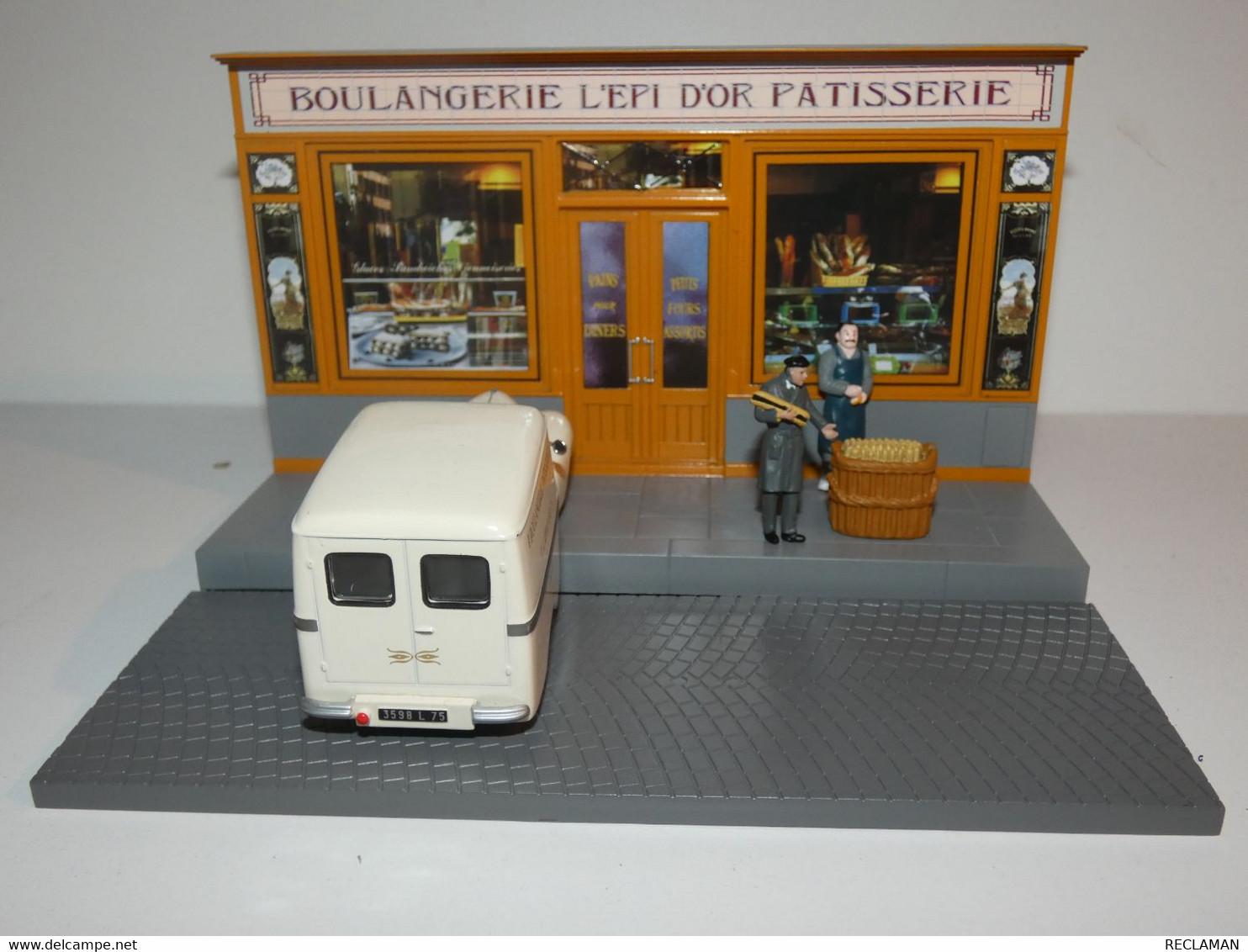 DIORAMA PEUGEOT 203 VAN BOULANGERIE PATISSERIE " L'EPI D'OR "1/43 Eme DIMENSION H 11.5 X L 19 X P 12.5 - Altri & Non Classificati