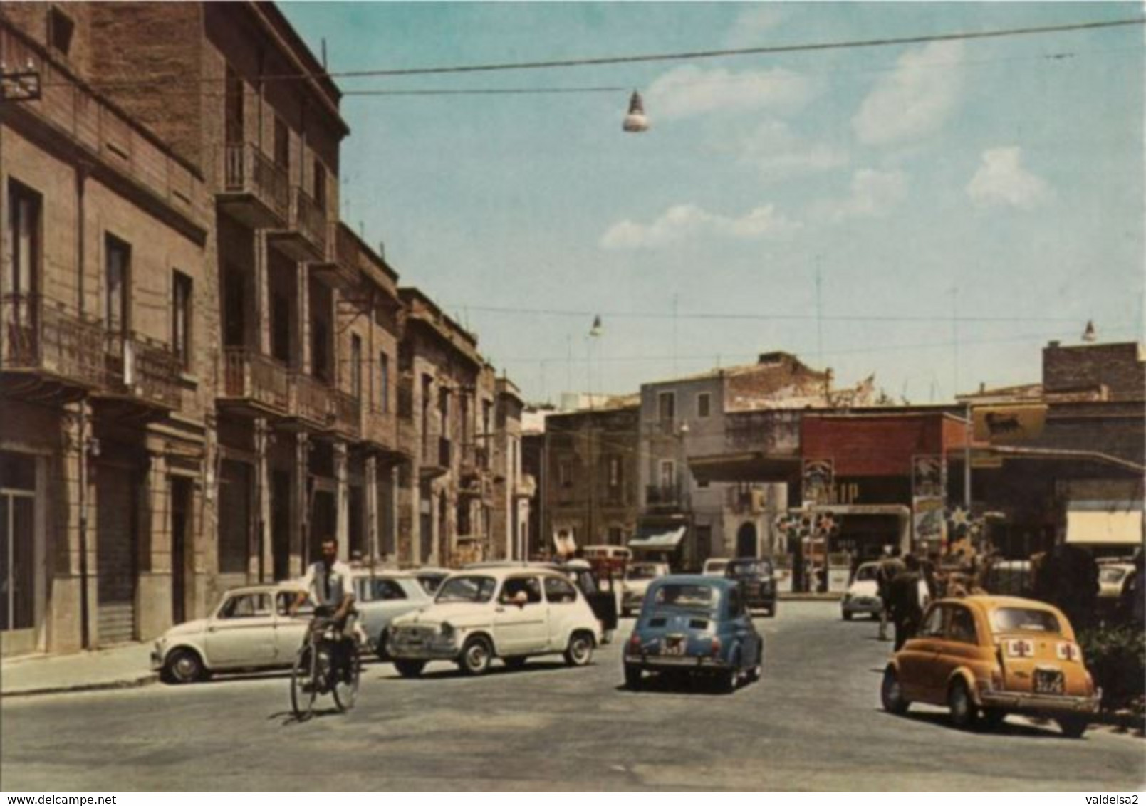 MAZARA DEL VALLO - TRAPANI - PIAZZA MATTEOTTI - AUTO FIAT 500 / 600 - UOMO IN BICICLETTA - DIISTRIBUTORE BENZINA AGIP - Mazara Del Vallo