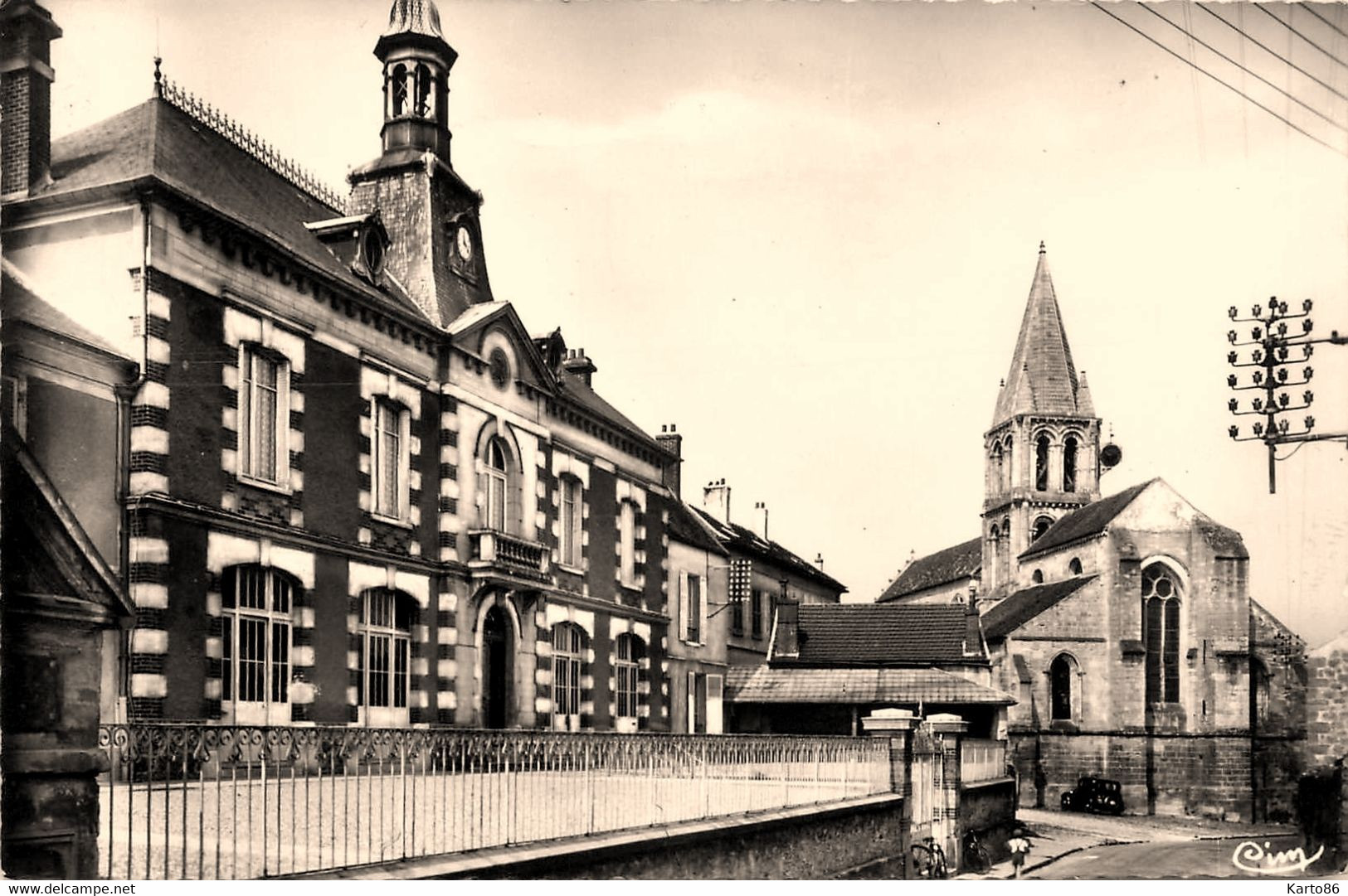 Jouy Le Moutier * Rue Et Vue Sur La Mairie - Jouy Le Moutier